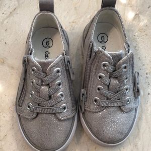 Cat & Jack Size 6 Silver Sneakers